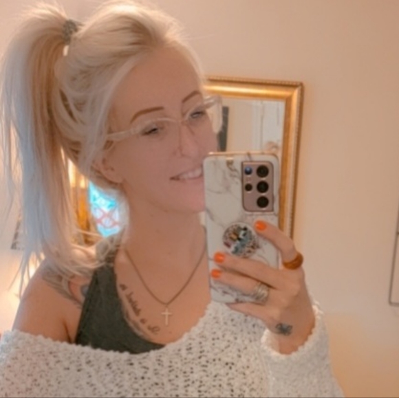 Meet your Posher, Taylor - Picture 2 of 6